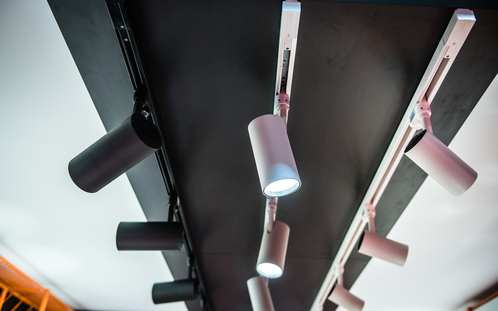 Tracklight Spot from LEDVANCE is an extremely compact family of spotlights for the widely used three-phase power rails.